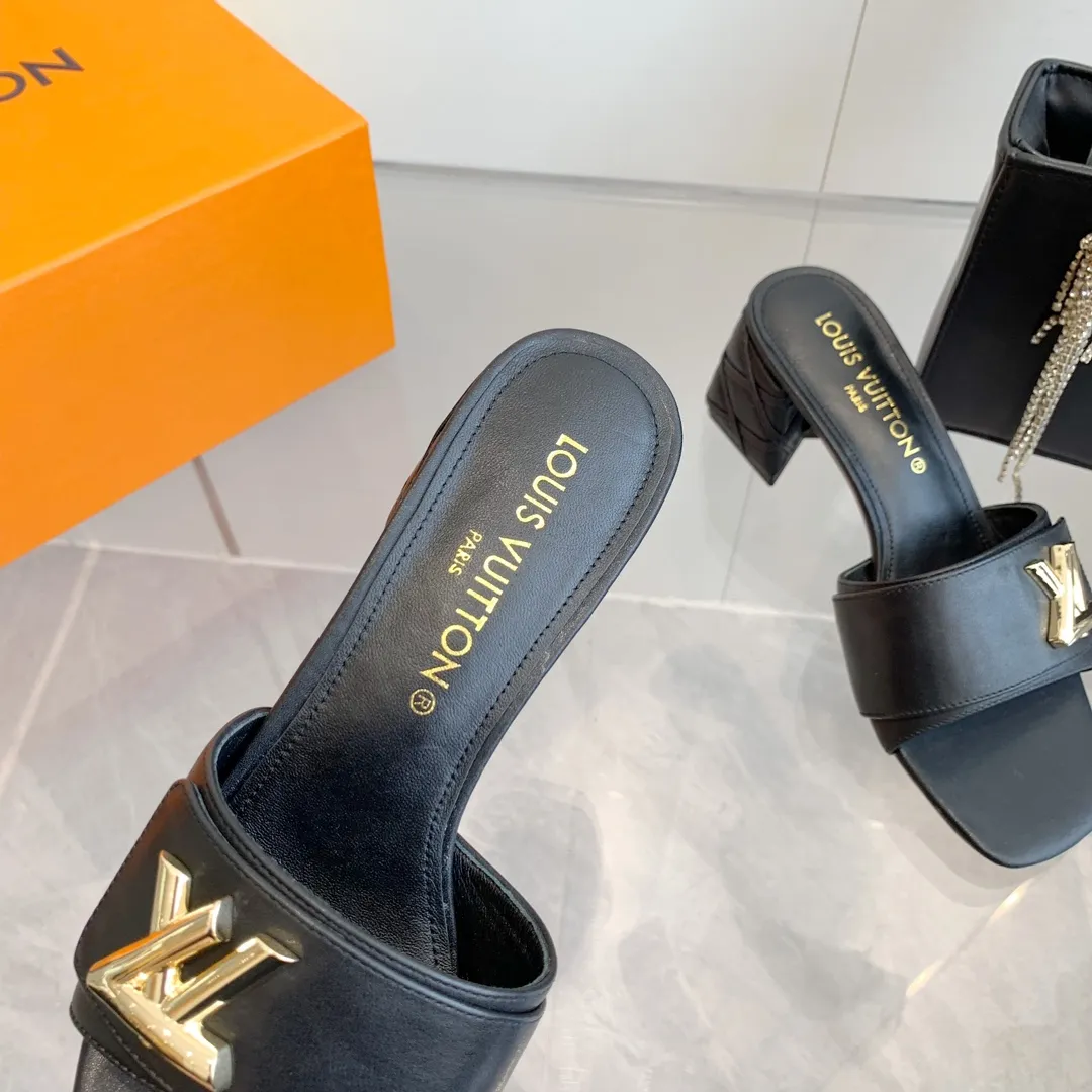👟👟Ex-factory price 520👟👟 LV | Louis Vuitton ²⁰²³ 𝐬𝐬 🧡💚2️⃣0️⃣2️⃣4️⃣Early spring new model, top version⚠️ The counter features the latest models, square toe sandals, hard goods are new🆕 ❥Purchase level! Full of high-end feel! A popular model among bloggers at home and abroad, it’s retro and fashionable and looks amazing on your feet! Mainly recommended model on the official website★ ━━━━━ ЅᏇєєt ━━━━━ ▪️Upper: original cowhide + metal buckle ▪️Lining: imported goatskin lining ▪️Outsole: original Italian leather outsole ▪️Heel height: 5.5cm 9cm ▪️Shoe size: 35-39 (40 and 41 customized items are not returnable or exchangeable)